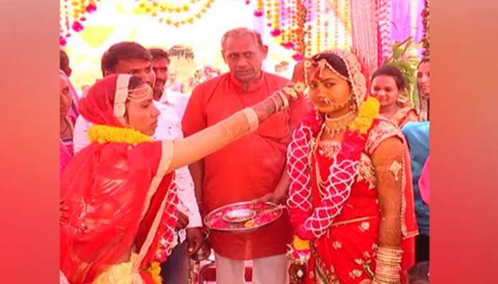 अनोखी परंपरा: दूल्हे की जगह बहन ले जाती है 'बारात', दुल्हन के साथ लेती है 'मंगल फेरे' अनोखी परंपरा: दूल्हे की जगह बहन ले जाती है 'बारात', दुल्हन के साथ लेती है 'मंगल फेरे'