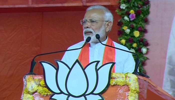 सूरत अग्निकांड पर PM मोदी ने जताया दुख, बोले-मैं विचलित था, कई परिवारों के दीप बुझे सूरत अग्निकांड पर PM मोदी ने जताया दुख, बोले-मैं विचलित था, कई परिवारों के दीप बुझे