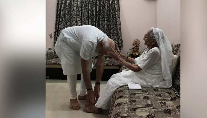 लोकसभा चुनाव में प्रचंड जीत के बाद मां से मिलने पहुंचे पीएम मोदी, लिया आशीर्वाद लोकसभा चुनाव में प्रचंड जीत के बाद मां से मिलने पहुंचे पीएम मोदी, लिया आशीर्वाद