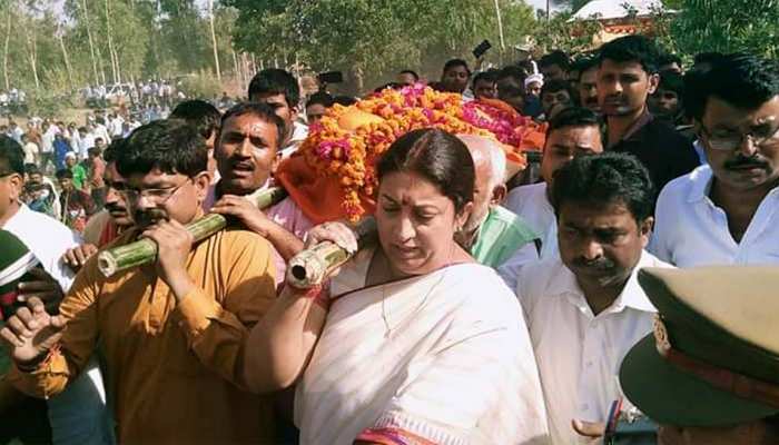 स्मृति ईरानी का कांग्रेस पर हमला, कहा-अमेठी आतंकित हो, टूटे और झुके, इसीलिए प्रधान की हत्या हुई स्मृति ईरानी का कांग्रेस पर हमला, कहा-अमेठी आतंकित हो, टूटे और झुके, इसीलिए प्रधान की हत्या हुई