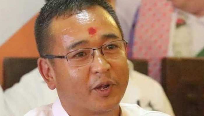 पीएस गोले ने बने सिक्किम के नए मुख्यमंत्री, राज्यपाल ने दिलाई गोपनीयता की शपथ पीएस गोले ने बने सिक्किम के नए मुख्यमंत्री, राज्यपाल ने दिलाई गोपनीयता की शपथ