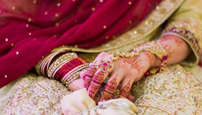 OMG! सात फेरों की कस्में दिलाने वाला पंडित ही ले भागा दुल्हन, घरवाले बोले- हमारी तो... OMG! सात फेरों की कस्में दिलाने वाला पंडित ही ले भागा दुल्हन, घरवाले बोले- हमारी तो...
