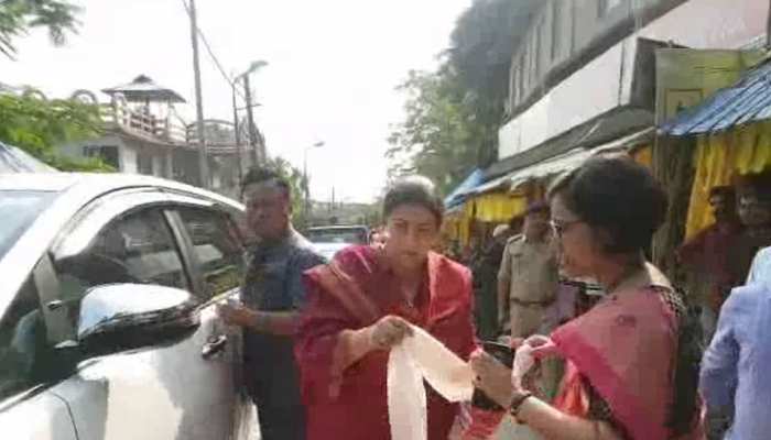 असम के कामरूप मां कामाख्या मंदिर दर्शन करने पहुंची अमेठी सांसद स्मृति ईरानी असम के कामरूप मां कामाख्या मंदिर दर्शन करने पहुंची अमेठी सांसद स्मृति ईरानी