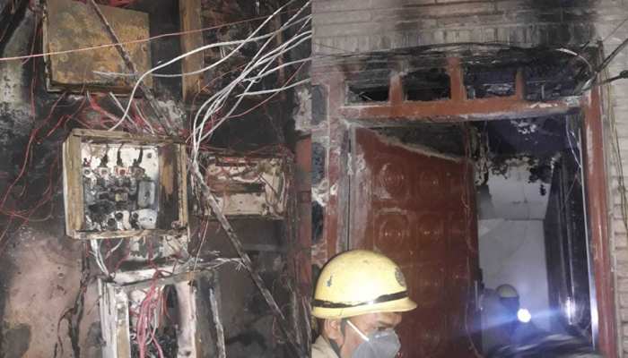 दिल्ली: गर्ल्स हॉस्टल में इलेक्ट्रिक पैनल में लगी आग, 50 लड़कियों को किया रेस्क्यू , एक ने लगाई छलांग दिल्ली: गर्ल्स हॉस्टल में इलेक्ट्रिक पैनल में लगी आग, 50 लड़कियों को किया रेस्क्यू , एक ने लगाई छलांग