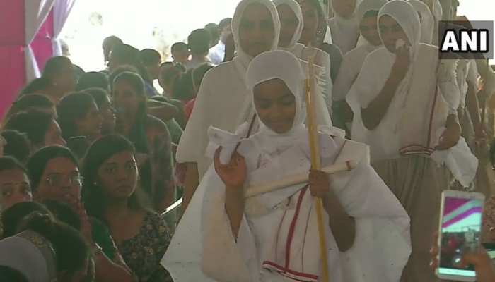 सूरत: 12 साल की उम्र में छोड़ दिया सांसारिक मोह, जैन दीक्षा लेकर बन गई संन्यासी सूरत: 12 साल की उम्र में छोड़ दिया सांसारिक मोह, जैन दीक्षा लेकर बन गई संन्यासी