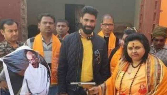 हिंदू महासभा ने सावरकर की जयंती पर बच्चों को बांटे चाकू, विवाद जारी हिंदू महासभा ने सावरकर की जयंती पर बच्चों को बांटे चाकू, विवाद जारी