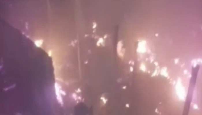 बिहार : खाना बनाने के दौरान लगी आग ने दर्जनों घरों को लिया चपेट में, लाखों का नुकसान बिहार : खाना बनाने के दौरान लगी आग ने दर्जनों घरों को लिया चपेट में, लाखों का नुकसान