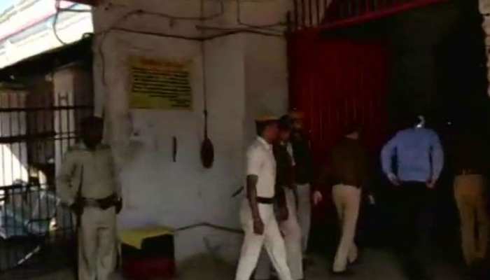 नवादा: जेल में बंद कैदी का सेल्फी वायरल होने के बाद छापेमारी नवादा: जेल में बंद कैदी का सेल्फी वायरल होने के बाद छापेमारी