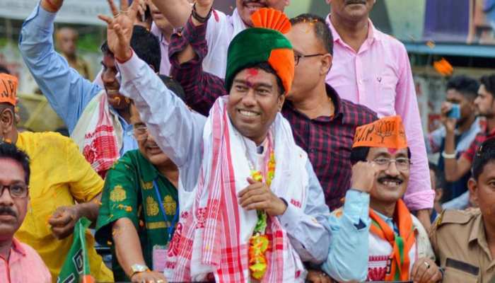 डिब्रूगढ़ से बीजेपी सांसद रामेश्वर तेली को मिली कैबिनेट में जगह, राष्ट्रपति ने दिलाई पद की शपथ डिब्रूगढ़ से बीजेपी सांसद रामेश्वर तेली को मिली कैबिनेट में जगह, राष्ट्रपति ने दिलाई पद की शपथ