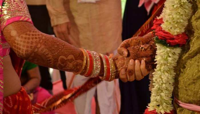सीकर: माता पिता और फर्जी बारात के साथ युवती को ब्याह कर ले गया 3 बच्चों का पिता सीकर: माता पिता और फर्जी बारात के साथ युवती को ब्याह कर ले गया 3 बच्चों का पिता