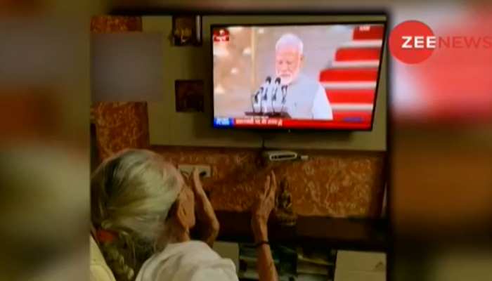 VIDEO: बेटे नरेंद्र मोदी को शपथ लेते देख कर खुश हुईं मां हीराबेन, टीवी देख बजाने लगीं ताली VIDEO: बेटे नरेंद्र मोदी को शपथ लेते देख कर खुश हुईं मां हीराबेन, टीवी देख बजाने लगीं ताली
