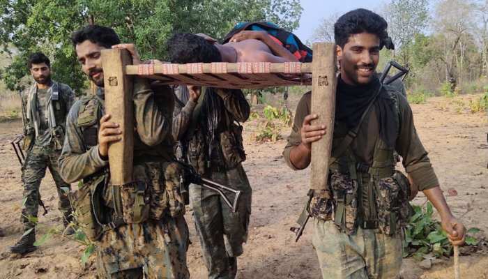 जख्मी युवक को कंधों में लेकर 5 किमी पैदल चले CRPF के जवान, अस्पताल पहुंचा बचाई जान जख्मी युवक को कंधों में लेकर 5 किमी पैदल चले CRPF के जवान, अस्पताल पहुंचा बचाई जान