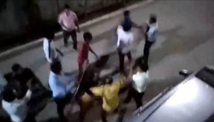 मथुरा: कार पार्किंग को लेकर हुआ विवाद, डॉक्टर को लाठी-डंडों से पीटा, केस दर्ज मथुरा: कार पार्किंग को लेकर हुआ विवाद, डॉक्टर को लाठी-डंडों से पीटा, केस दर्ज