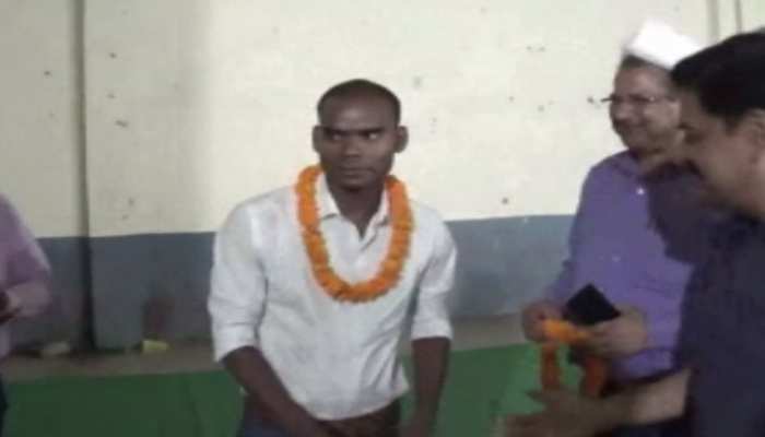 बिहारः कड़ी मेहनत के बाद दो साल में दुर्गेश बना सिपाही से दरोगा बिहारः कड़ी मेहनत के बाद दो साल में दुर्गेश बना सिपाही से दरोगा