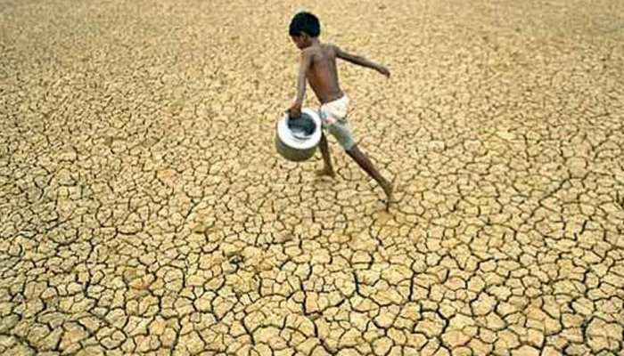 MP: मंदसौर में भयावह जल संकट के चलते खदानों का दूषित पानी पीने को मजबूर हुए लोग MP: मंदसौर में भयावह जल संकट के चलते खदानों का दूषित पानी पीने को मजबूर हुए लोग