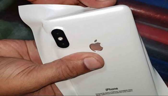 जुगाड़ः 6,000 के फोन को ऐसे बना दिया 1 लाख का iPhone, वीडियो देख आप भी रह जाएंगे दंग जुगाड़ः 6,000 के फोन को ऐसे बना दिया 1 लाख का iPhone, वीडियो देख आप भी रह जाएंगे दंग