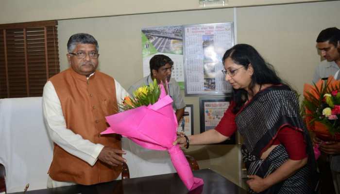 पदभार संभालते ही बोले रविशंकर प्रसाद, तीन तलाक पर बैन के लिए संसद में बिल लाएगी सरकार पदभार संभालते ही बोले रविशंकर प्रसाद, तीन तलाक पर बैन के लिए संसद में बिल लाएगी सरकार