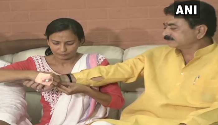 VIDEO: BJP विधायक ने पहले महिला को लात-घूसों से पीटा, अब बंधवा ली राखी, बोले- वह मेरी बहन हैं VIDEO: BJP विधायक ने पहले महिला को लात-घूसों से पीटा, अब बंधवा ली राखी, बोले- वह मेरी बहन हैं