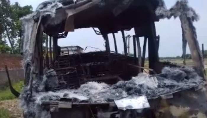 मधुबनीः सड़क हादसे में बाइक सवार की मौत, स्थानीय लोगों ने बस फूंका मधुबनीः सड़क हादसे में बाइक सवार की मौत, स्थानीय लोगों ने बस फूंका