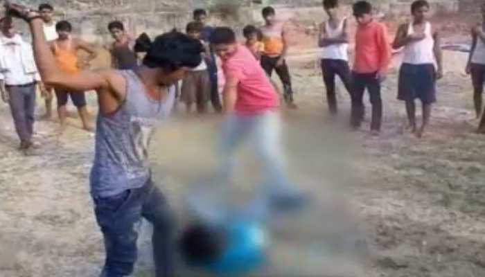 बिहारः नाबालिग चोर की पहले की बेरहमी से पिटाई, फिर किया पुलिस के हवाले बिहारः नाबालिग चोर की पहले की बेरहमी से पिटाई, फिर किया पुलिस के हवाले