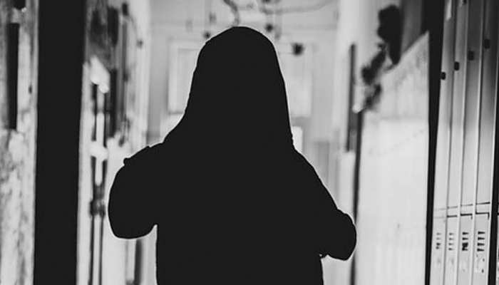 चाचा-चाची की प्रताड़ना से तंग आकर घर से भागी लड़की, युवक ने जीआरपी को सौंपा चाचा-चाची की प्रताड़ना से तंग आकर घर से भागी लड़की, युवक ने जीआरपी को सौंपा