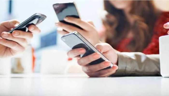 स्मार्टफोन की लत है नोमोफोबिया, नहीं छूटी लत तो हो सकती हैं ये 4 गंभीर बीमारियां स्मार्टफोन की लत है नोमोफोबिया, नहीं छूटी लत तो हो सकती हैं ये 4 गंभीर बीमारियां