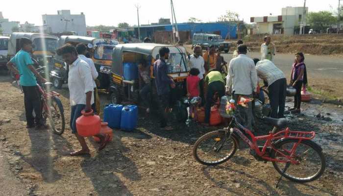 बुंदेलखंड में फिर सूखे की मार से परेशान हुए लोग, पलायन करने को हुए मजबूर बुंदेलखंड में फिर सूखे की मार से परेशान हुए लोग, पलायन करने को हुए मजबूर