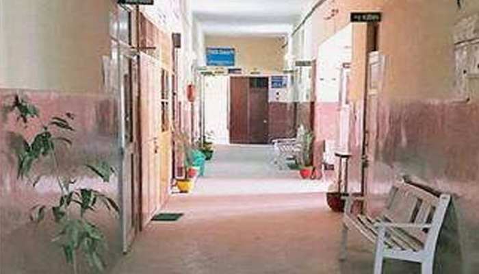 दौसा: औचक निरीक्षण में एनएचएम अस्पताल की खुली पोल, डॉक्टर मिले नदारद दौसा: औचक निरीक्षण में एनएचएम अस्पताल की खुली पोल, डॉक्टर मिले नदारद