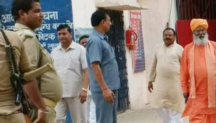 जेल में बंद रेप के आरोपी MLA से मिलने पहुंचे साक्षी महाराज, बोले- 'धन्यवाद देना था' जेल में बंद रेप के आरोपी MLA से मिलने पहुंचे साक्षी महाराज, बोले- 'धन्यवाद देना था'