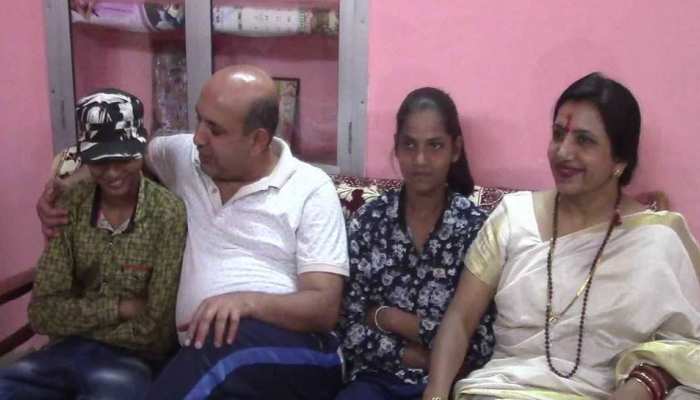 प्रतापगढ़: पुलवामा में शहीद हुए जवान के बच्चों को जज ने लिया गोद, उठा रहे पूरा खर्चा प्रतापगढ़: पुलवामा में शहीद हुए जवान के बच्चों को जज ने लिया गोद, उठा रहे पूरा खर्चा