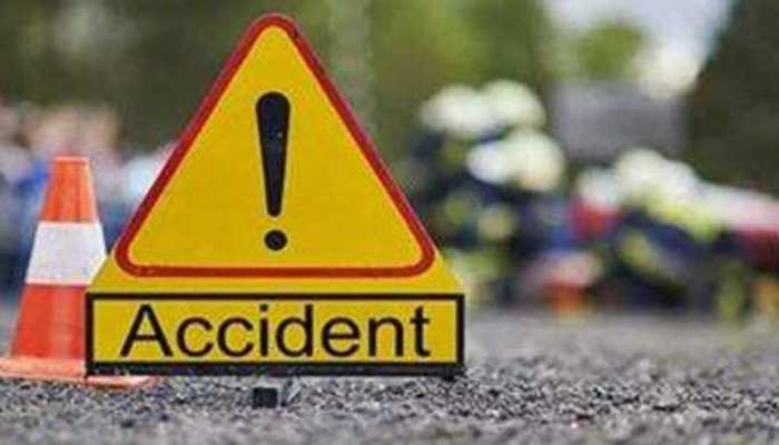 शाहजहांपुर में पुलिया से टकराई निजी बस, 2 यात्रियों की मौत, 5 घायल शाहजहांपुर में पुलिया से टकराई निजी बस, 2 यात्रियों की मौत, 5 घायल