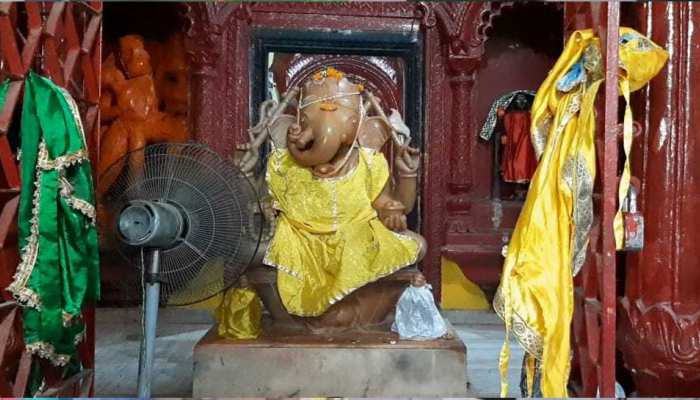 बिहार की गर्मी से भगवान गणपति के भी छूटे पसीने, लगाया गया पंखा, जानें क्या है माजरा बिहार की गर्मी से भगवान गणपति के भी छूटे पसीने, लगाया गया पंखा, जानें क्या है माजरा