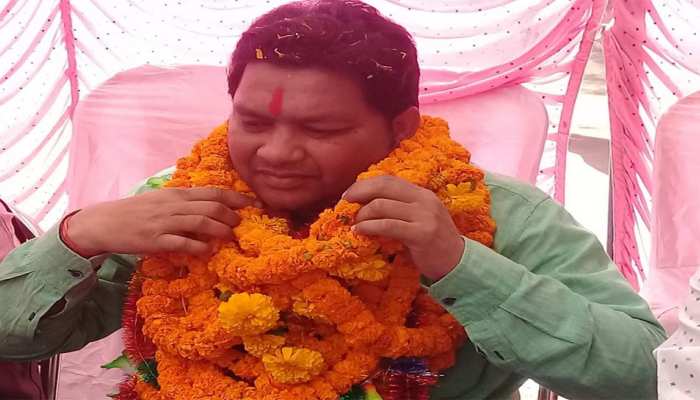 VIDEO: विधायक ने जूनियर इंजीनियर को कराई उठक-बैठक, लोगों ने घटिया सड़क निर्माण को लेकर की थी शिकायत VIDEO: विधायक ने जूनियर इंजीनियर को कराई उठक-बैठक, लोगों ने घटिया सड़क निर्माण को लेकर की थी शिकायत