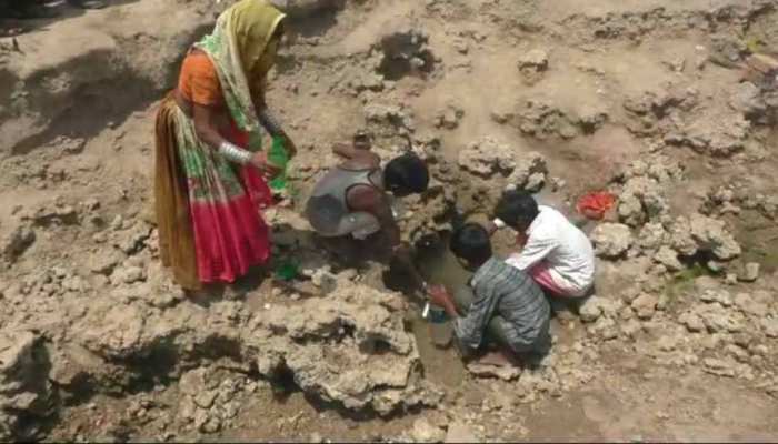 गुजरात के रेगिस्तान में मीठे पानी का झरना, लोग मान रहे हैं गंगा गुजरात के रेगिस्तान में मीठे पानी का झरना, लोग मान रहे हैं गंगा