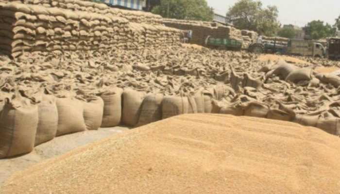 बिहार : 7 जिलों में किसानों के पास पड़ा है गेहूं, सरकार की बेरुखी से बिचौलियों की चांदी बिहार : 7 जिलों में किसानों के पास पड़ा है गेहूं, सरकार की बेरुखी से बिचौलियों की चांदी