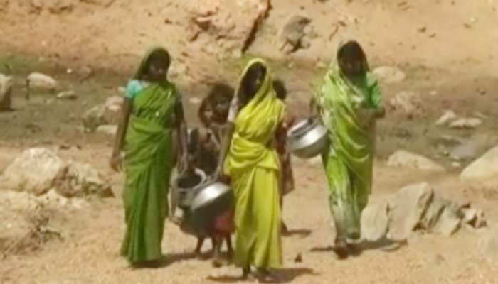 चतरा के कई इलाकों में बूंद-बूंद पानी के लिए तरस रहे हैं लोग, दूषित पानी पीने को मजबूर चतरा के कई इलाकों में बूंद-बूंद पानी के लिए तरस रहे हैं लोग, दूषित पानी पीने को मजबूर
