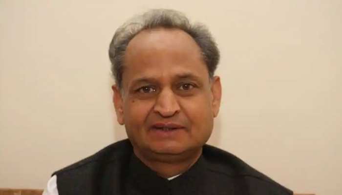 टोंक: मांगे पूरी न होने पर विद्यार्थी मित्र और ग्राम पंचायत ने CM के नाम सौंपा ज्ञापन टोंक: मांगे पूरी न होने पर विद्यार्थी मित्र और ग्राम पंचायत ने CM के नाम सौंपा ज्ञापन