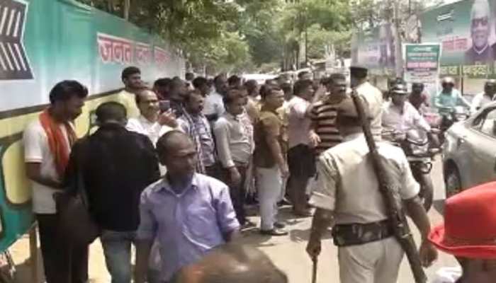 पटना में JDU कार्यालय के सामने महनार विधायक के खिलाफ प्रदर्शन, लगा रहे इंसाफ की गुहार पटना में JDU कार्यालय के सामने महनार विधायक के खिलाफ प्रदर्शन, लगा रहे इंसाफ की गुहार