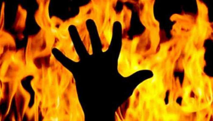 उदयपुर: सड़क पर चलती कार में अचानक लगी आग, हुई जलकर खाक उदयपुर: सड़क पर चलती कार में अचानक लगी आग, हुई जलकर खाक