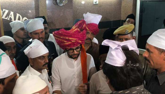 शिवसेना नेताओं के साथ अजमेर पहुंचे आदित्य ठाकरे, दरगाह पर चढ़ाई चादर शिवसेना नेताओं के साथ अजमेर पहुंचे आदित्य ठाकरे, दरगाह पर चढ़ाई चादर