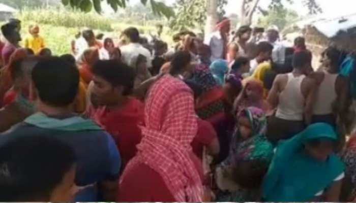 बेगूसराय: मारपीट का वीडियो वायरल होने बाद पीड़ित युवकों को दी गई धमकी, जमकर हुआ हंगामा बेगूसराय: मारपीट का वीडियो वायरल होने बाद पीड़ित युवकों को दी गई धमकी, जमकर हुआ हंगामा