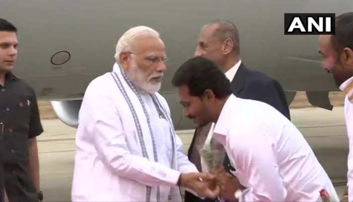 VIDEO: आंध्र के सीएम जगन रेड्डी का दिल को छूने वाला अंदाज, PM मोदी ने रोका फिर भी छुए पैर VIDEO: आंध्र के सीएम जगन रेड्डी का दिल को छूने वाला अंदाज, PM मोदी ने रोका फिर भी छुए पैर