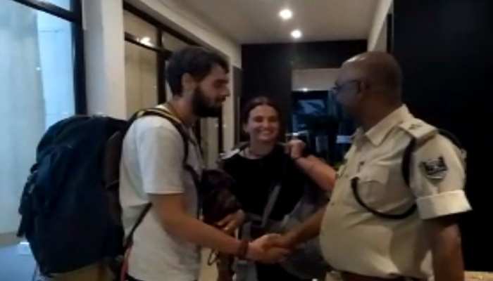 फारबिसगंज में इजराइल पर्यटकों की खराब हुई गाड़ी, पुलिस ने पहुंचाया... फारबिसगंज में इजराइल पर्यटकों की खराब हुई गाड़ी, पुलिस ने पहुंचाया...