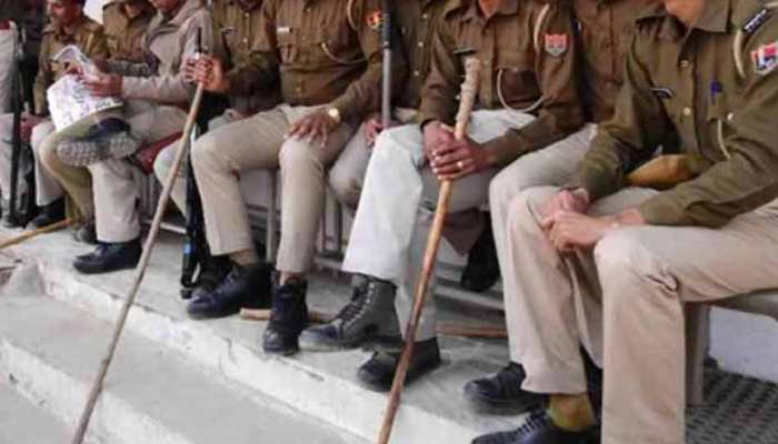 मध्य प्रदेशः दमोह में पानी के लिए शुरू हुई जंग, जल स्रोतों पर लगा पुलिस का पहरा मध्य प्रदेशः दमोह में पानी के लिए शुरू हुई जंग, जल स्रोतों पर लगा पुलिस का पहरा