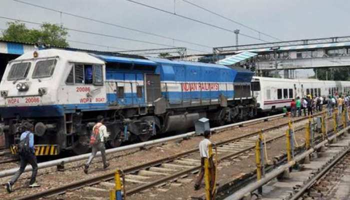 इटावा में राजधानी एक्सप्रेस की चपेट में आने से 4 लोगों की मौत, कई यात्री घायल इटावा में राजधानी एक्सप्रेस की चपेट में आने से 4 लोगों की मौत, कई यात्री घायल