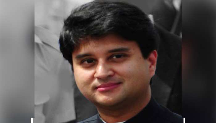 सिंधिया के समर्थक ने सीने पर गुदवाई उनकी तस्वीर, बोला- मैं उनका सबसे बड़ा प्रशंसक हूं सिंधिया के समर्थक ने सीने पर गुदवाई उनकी तस्वीर, बोला- मैं उनका सबसे बड़ा प्रशंसक हूं