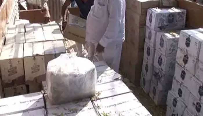 बिहारः कबाड़ लदे ट्रक में बना था तहखाना, 25 लाख की शराब जब्त बिहारः कबाड़ लदे ट्रक में बना था तहखाना, 25 लाख की शराब जब्त