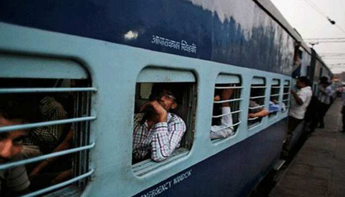 मध्य प्रदेशः भीषण गर्मी से चलती ट्रेन में बिगड़ी यात्रियों की हालत, 4 की मौत मध्य प्रदेशः भीषण गर्मी से चलती ट्रेन में बिगड़ी यात्रियों की हालत, 4 की मौत