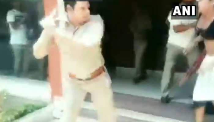 मेरठ: थाने में अर्धनग्न होकर भीड़े किन्नरों के दो गुट, पुलिस ने जमकर भांजी लाठियां, VIDEO मेरठ: थाने में अर्धनग्न होकर भीड़े किन्नरों के दो गुट, पुलिस ने जमकर भांजी लाठियां, VIDEO
