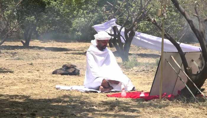 भीषण गर्मी के बीच AAP नेता ने क्यों लगाई धूनी, जानिए क्या है मामला भीषण गर्मी के बीच AAP नेता ने क्यों लगाई धूनी, जानिए क्या है मामला